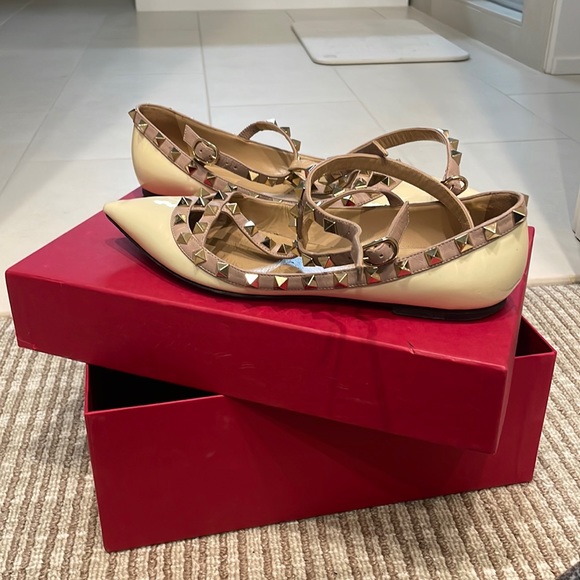 Authentic Valentino rock stud flats - Picture 1 of 11